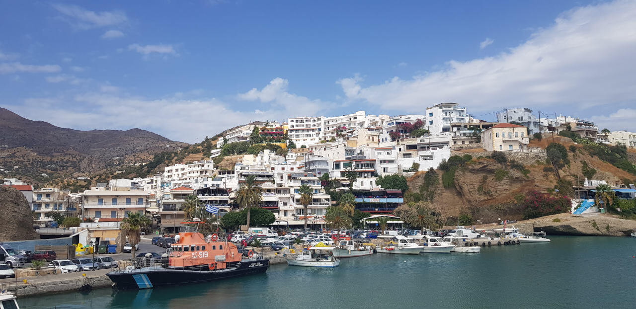 Agia Galini vom Hafen aus blickend