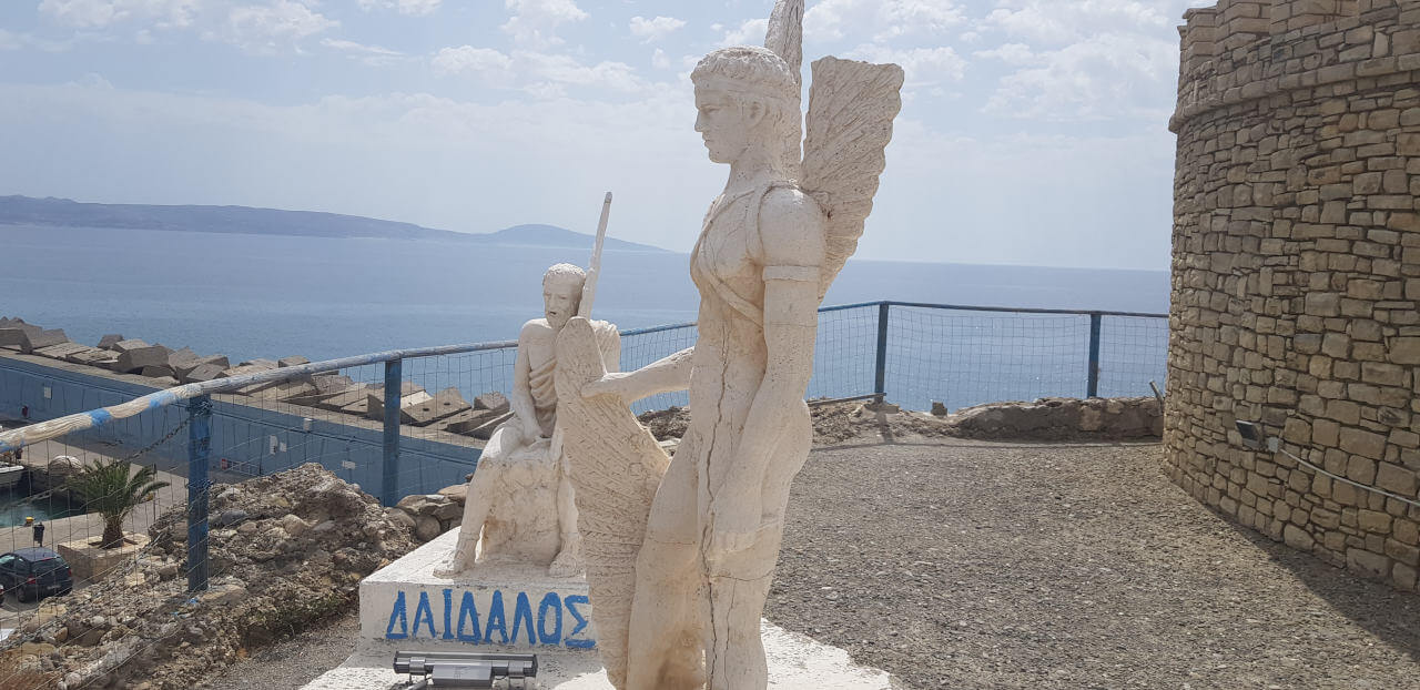 Im Vordergrund Ikarus, im Hintergrund Daedalus der die Flügel für die Flucht von Kreta anfertigt - Statuen auf Agia Galini