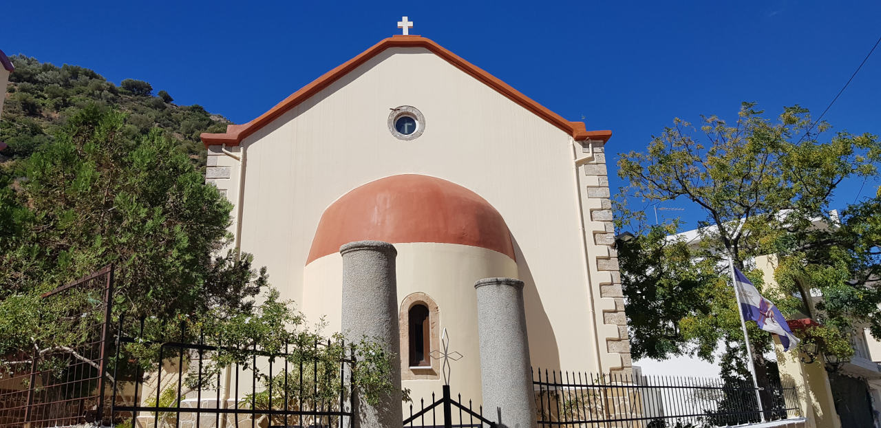 Die Kirche Tessaron Martiron mit den beiden Säulen von einem früheren Tempel