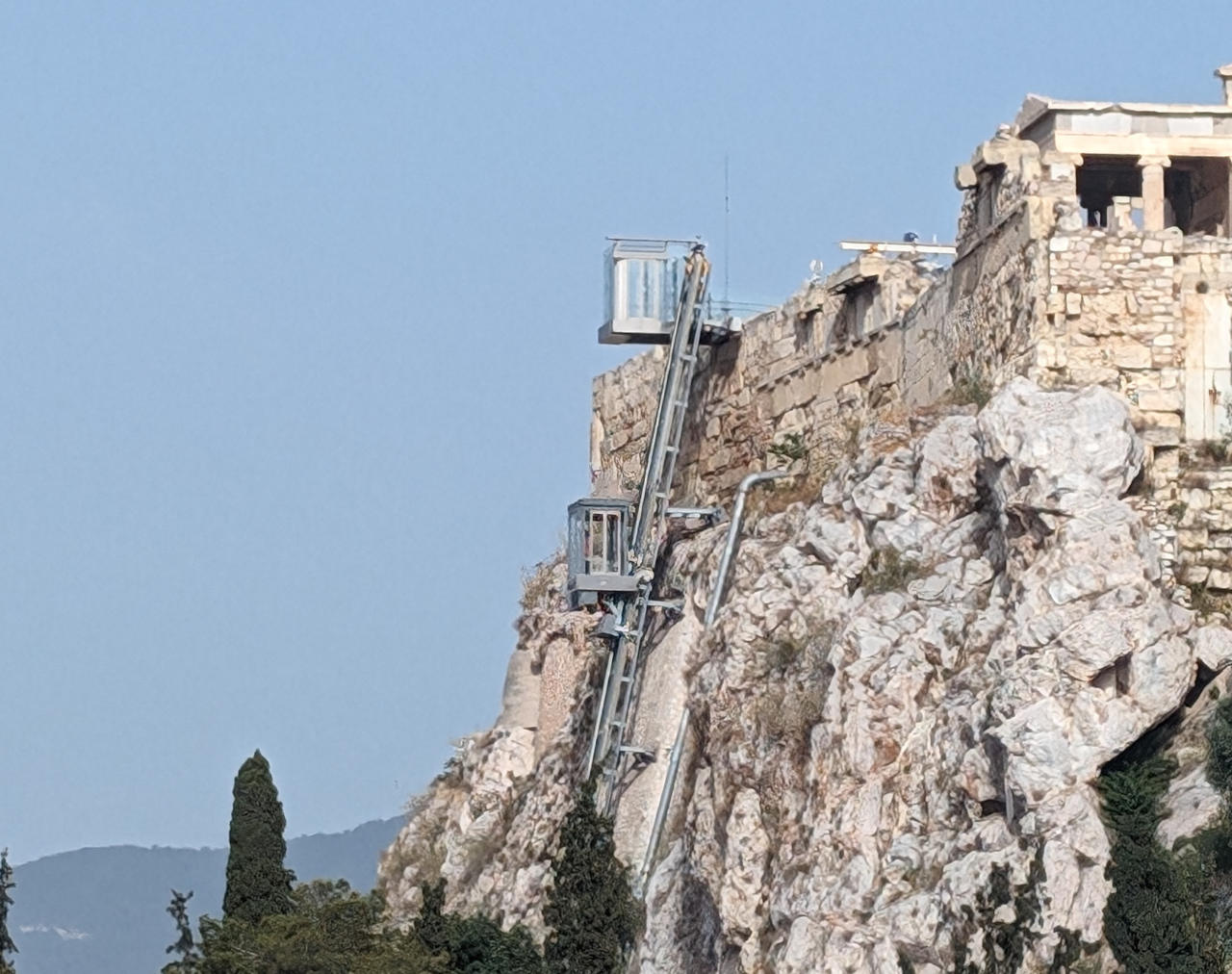 Mit einem Aufzug kann man als Rollstuhlfahrer oder Besucher mit Mobilitätseinschränkungen ebenfalls hinauf auf die Akropolis