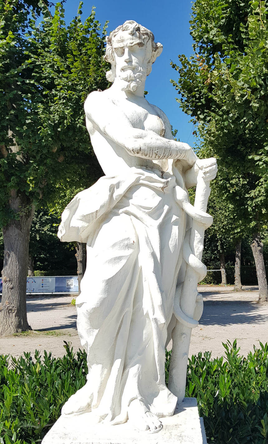 Äskulap (Asklepios) mit Schlange und Stab von Ingnaz Lengelacher auf dem Karlsruher Schlossplatz