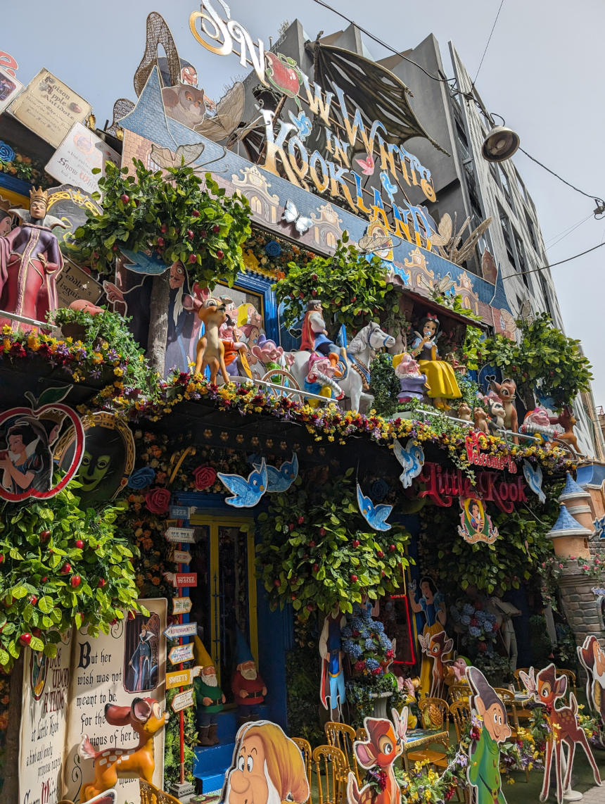 Das Little Kook Café in Psir ist ein krasser Gegensatz zu den antiken Sehenswürdigkeiten