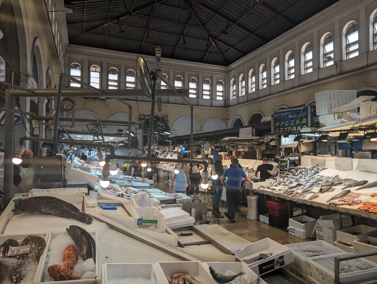 Wer die Markthallen in Athen besucht sollte kein Vegetarier sein, neben viel Fisch findet man darin nämlich auch viel Fleisch