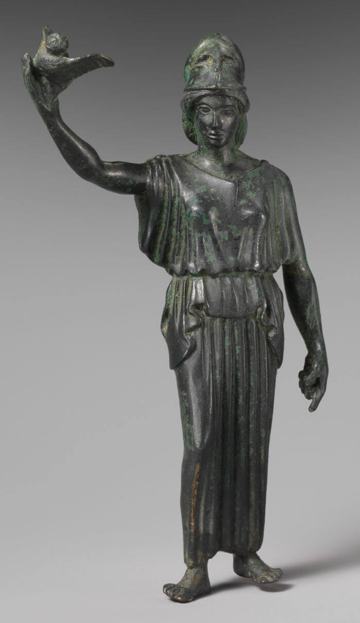 Athene lässt ihre Eule fliegen