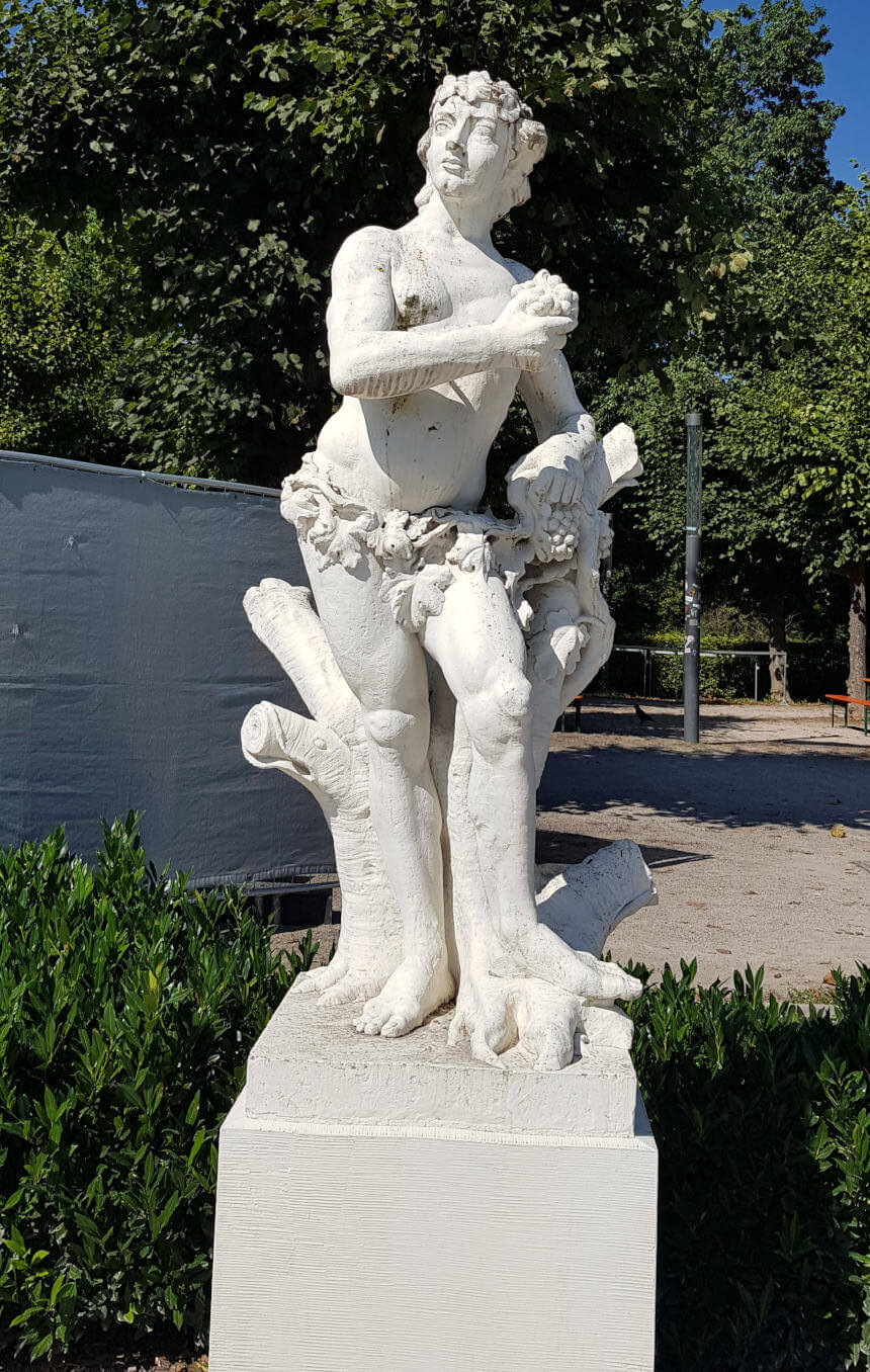 Bacchus (Dionysos) mit Weinlaub und Trauben von Ingnaz Lengelacher auf dem Karlsruher Schlossplatz