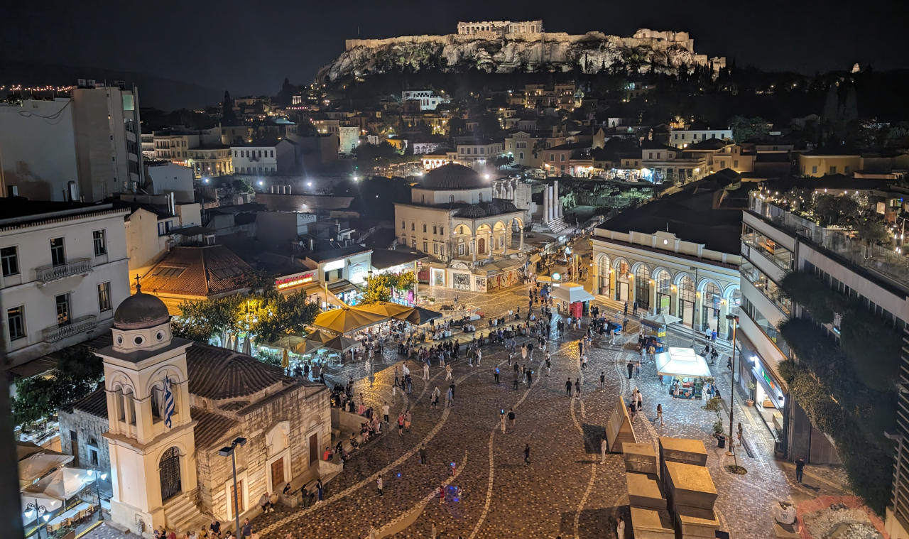 Blick auf den zentralen Monastiraki und der Akropolis im Hintergrund