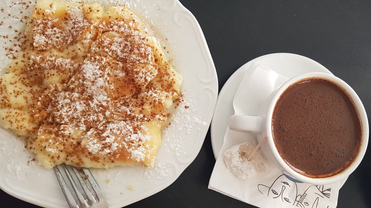 Die beliebte griechische Nachspeise Bougatsa mit einem griechischen Kaffee