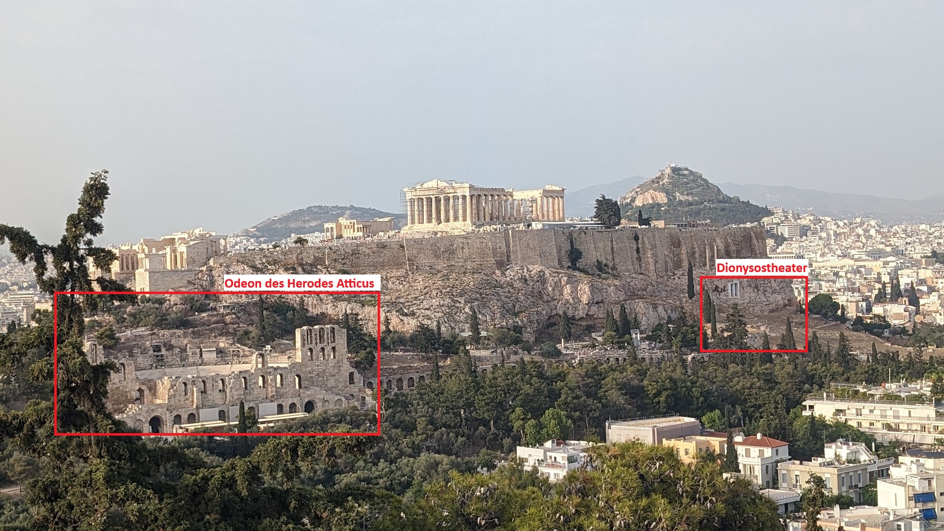 Dionysostheater und Odeon des Herodes Atticus liegen nah beieinander und werden häufig von Athen-Besucher verwechselt