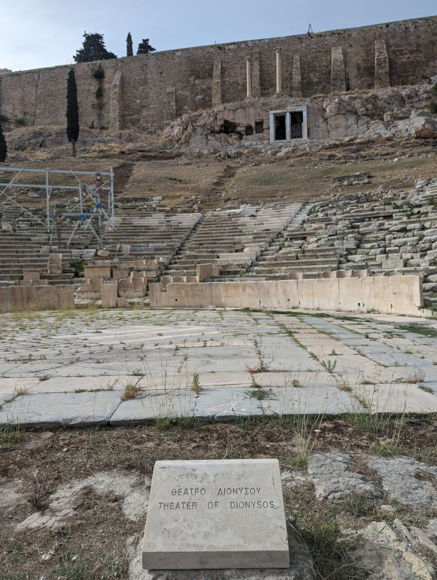 Das Dionysostheater liegt zu den Füßen der Akropolis