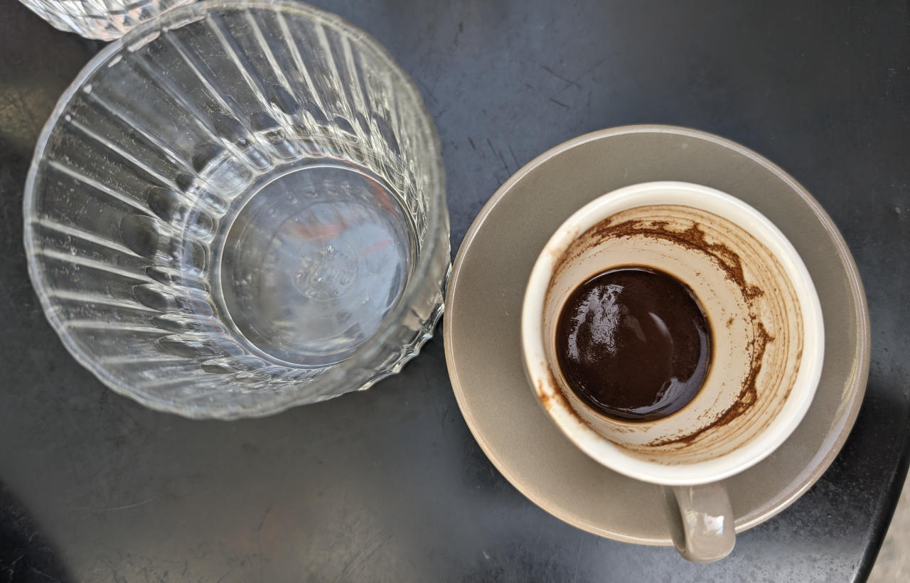 Bei den letzten Schlücken muss man aufpassen, am Boden des griechischen Kaffees wartet nämlich der Kaffeesatz