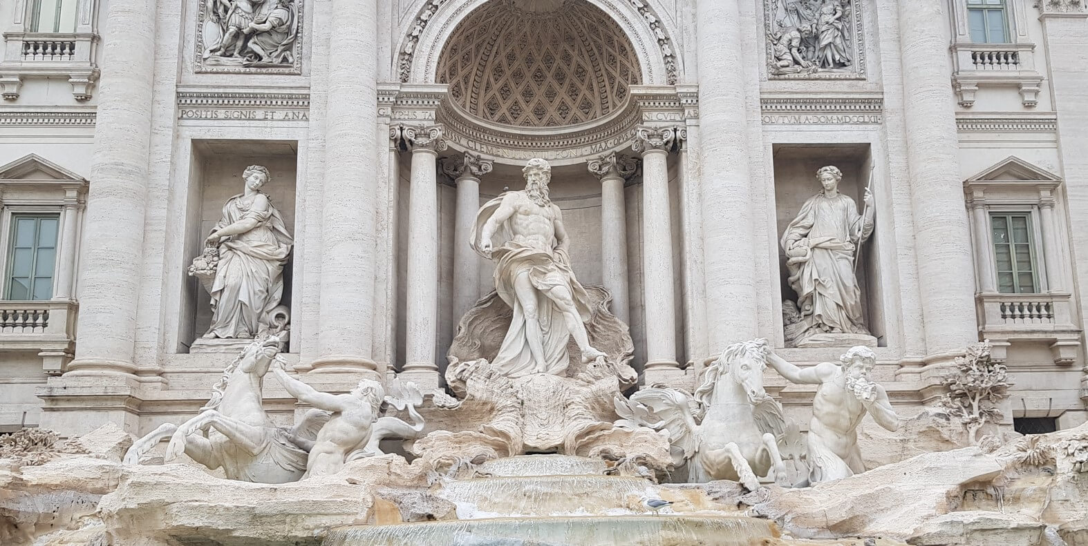 Beim berühmten Trevi-Brunnen im Rom ist die zentrale Figur des Okeanos umgeben von zwei Tritonen, die Hippokampen (Hippocampus) bändigen