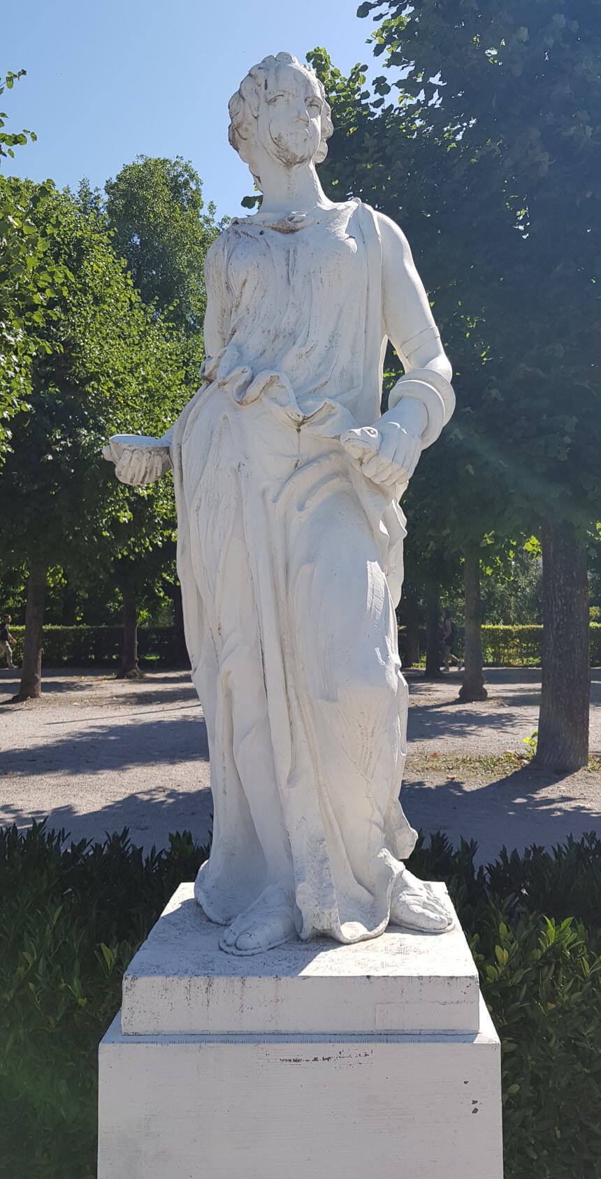 Hygieia-Statue mit Salbentopf und Schlange in der Hand von Ingnaz Lengelacher auf dem Karlsruher Schlossplatz