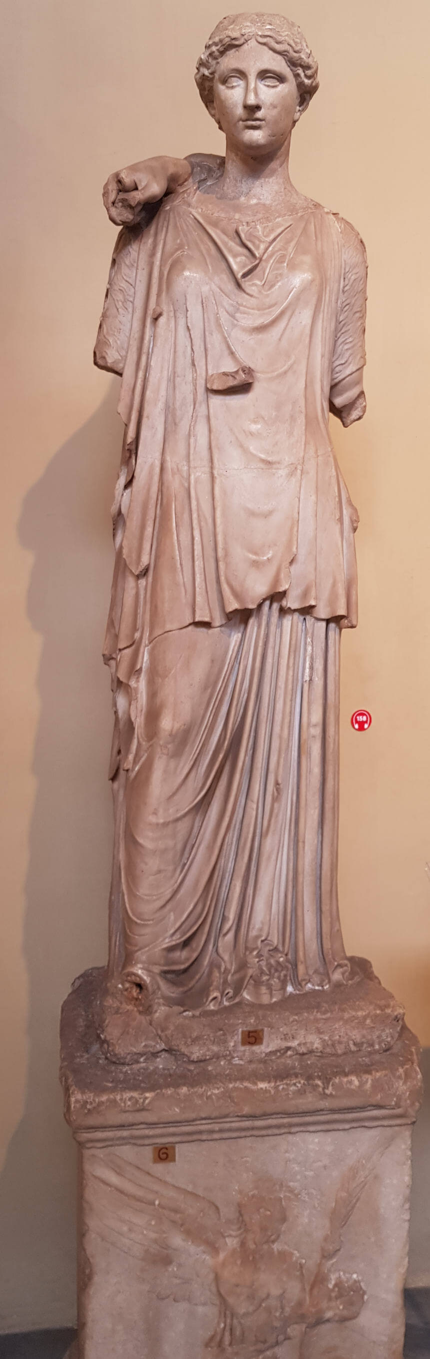 Statue der Hygieia in den Vatikanische Museen. Es wird angenommen, dass sie ursprünglich zusammen mit Asklepios dargestellt wurde, dessen Hand noch heute auf ihren Schultern liegt