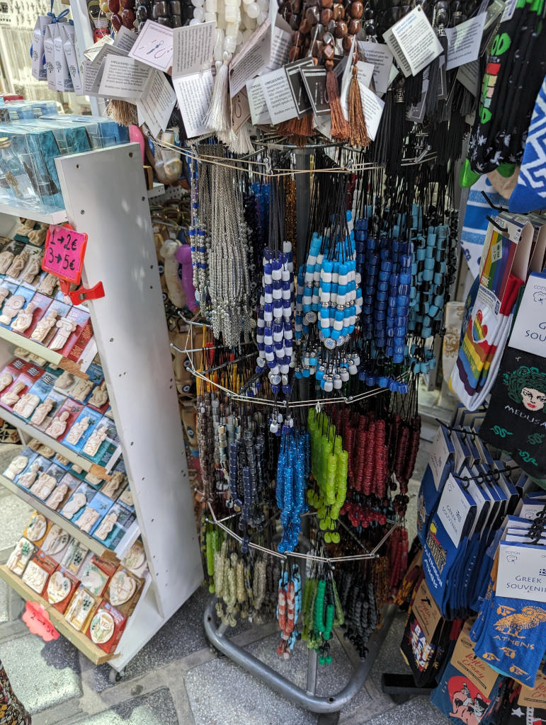 Natürlich kann man ein Komboloi auch in den üblichen Souvenir-Stände kaufen. Ich empfehle aber handgemachte Kombológia in spezialisierte Shops.