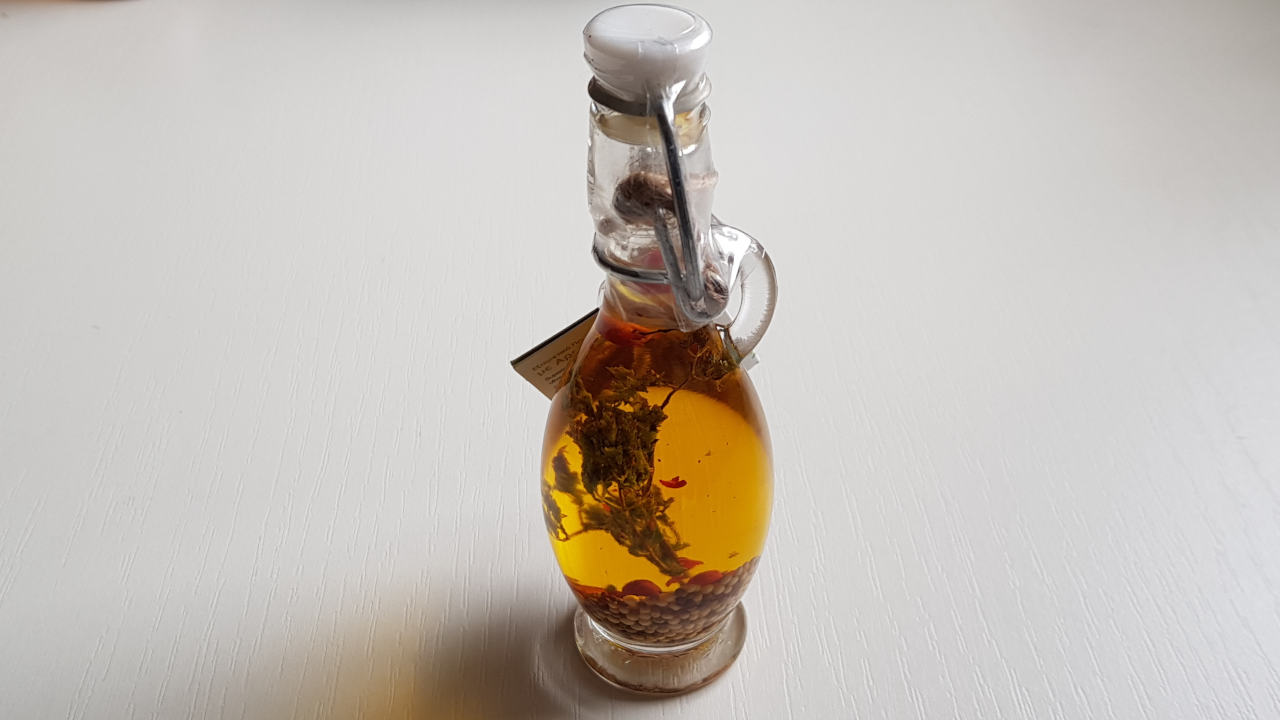 Das kretische Olivenöl gibt es in groß und klein: In einem Souvenirkorb bieten sich solche kleine Fläschchen gut an