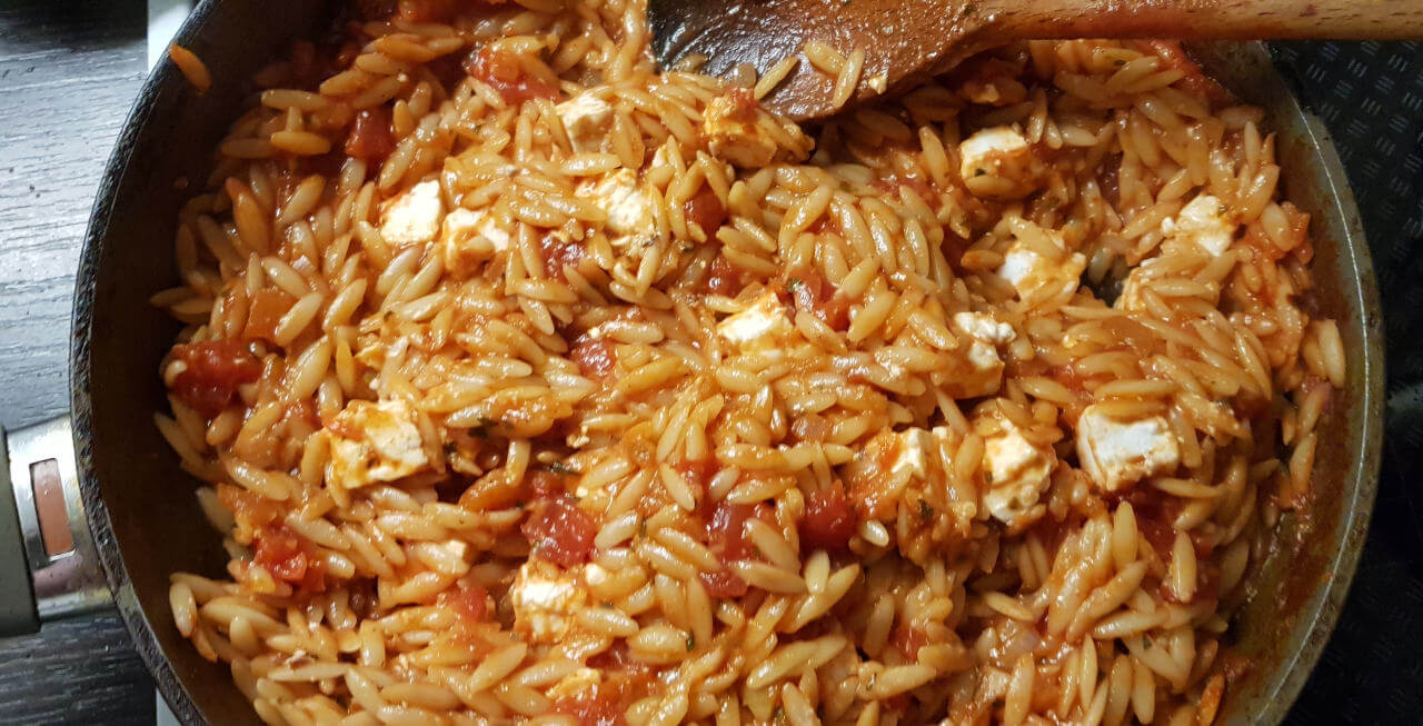 Eine Kritharaki Pfanne mit Tomatensoße und Feta