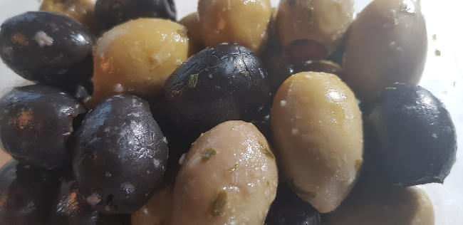 Typtisch griechisches Essen Oliven
