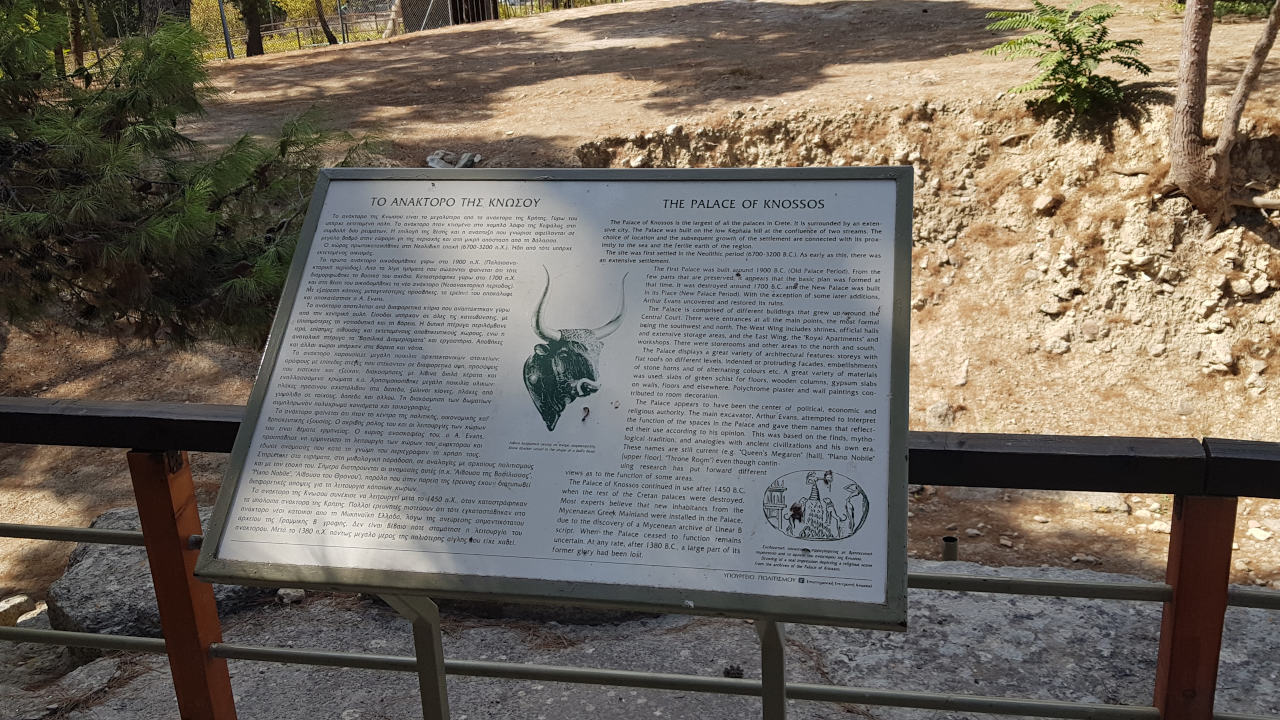 Einige Infotafeln auf Griechisch und Englisch informieren über den Palast von Knossos