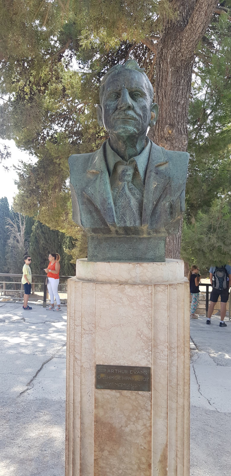Büste der Person die den Palast von Knossos maßgeblich so zugänglich gemacht hat, wie man ihn heute vorfindet: Sir Arthur Evans
