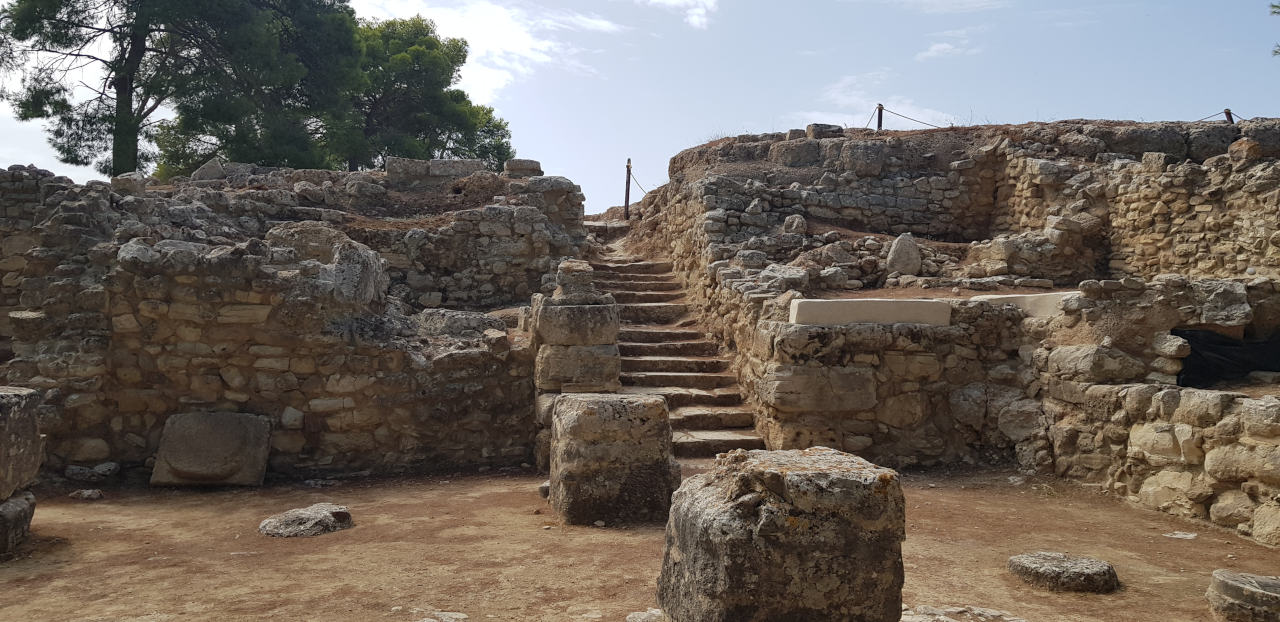 Während Knossos teilweise wieder restauriert/nachgebildet wurde, muss in Phaistos die eigene Fantasie bemüht werden
