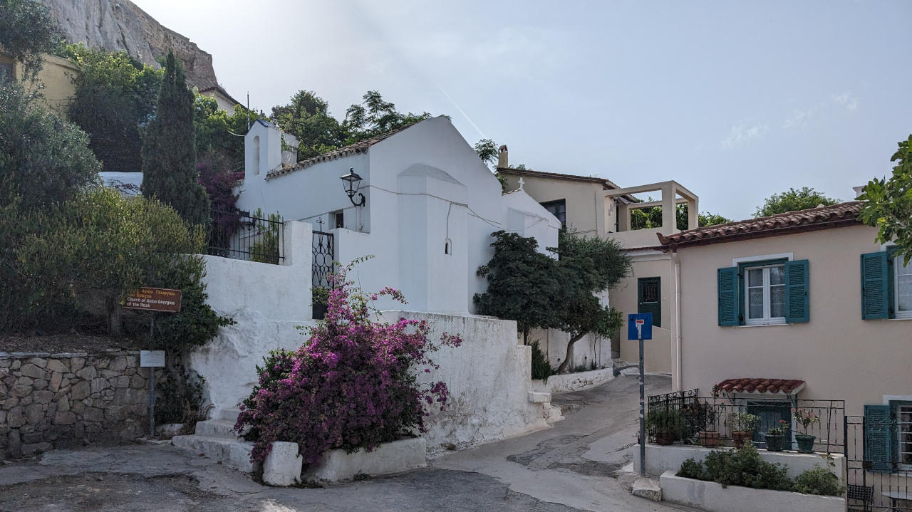 Plaka grenzt direkt an die Akropolis und bietet neben dem ganz eigenen Charma auch spektakuläre Aussichten auf Athen