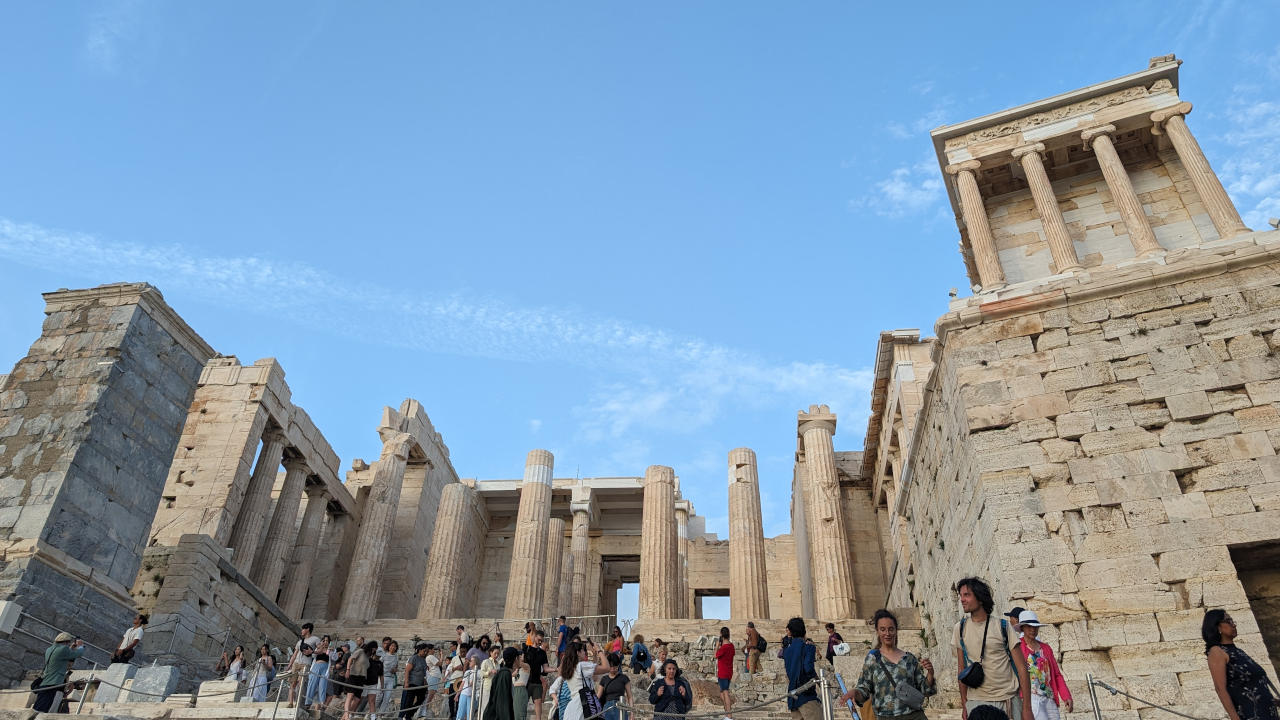 Die Propyläen sind der Eingangsbereich der Akropolis, durch die sich auch heute noch eine Vielzahl an Menschen drängen, um auf den Hauptplatz der Akropolis zu gelangen