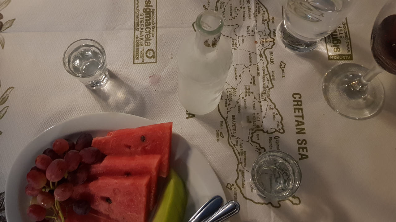 Neben einem Raki (oder gleich einer kleinen Flasche voller Raki) bekommt man nach dem Essen in Kreta auch noch häufig eine kleine Nachspeise oder etwas Obst gereicht