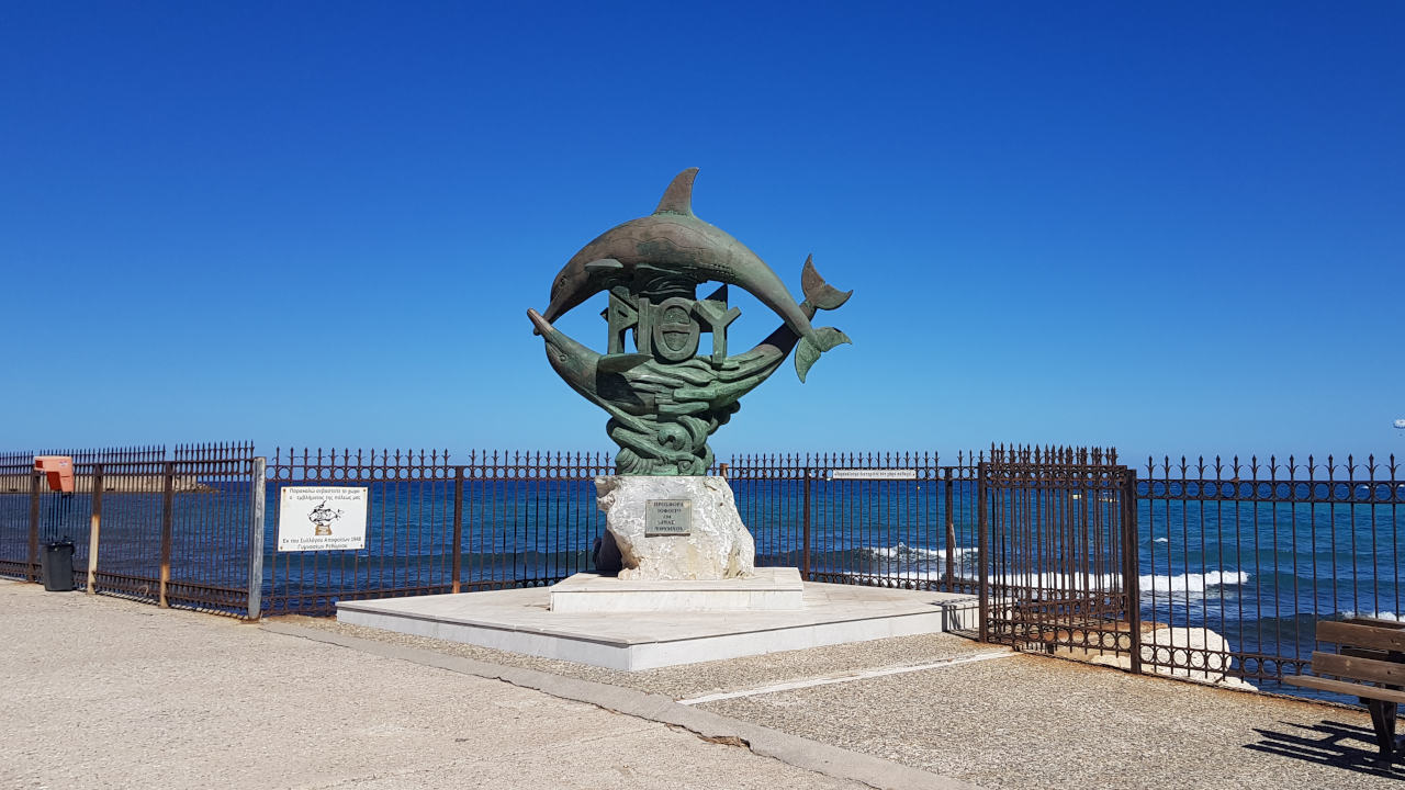 Das Stadtlogo von Rethymno, die zwei Delfine, sind wie der Name der Stadt aus der Zeit der Antike entlehnt