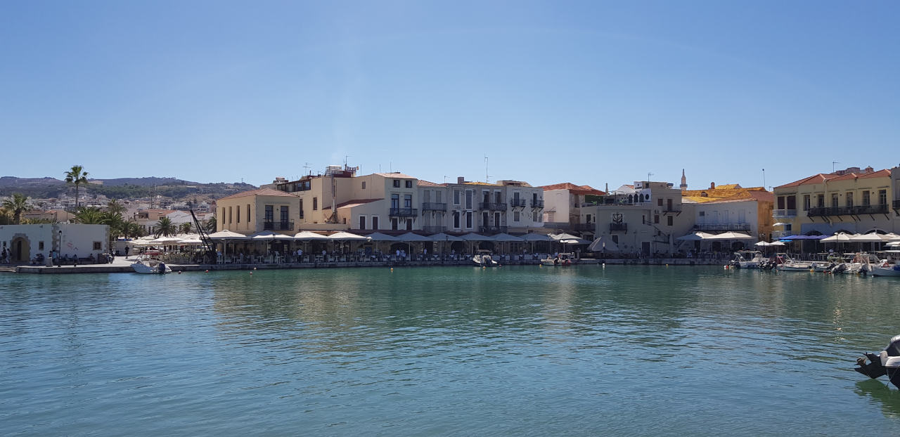 Am venezianischen Hafen findet man viele Restaurants wieder, die teilweise auch aufdringlich um neue Kundschaft buhlen