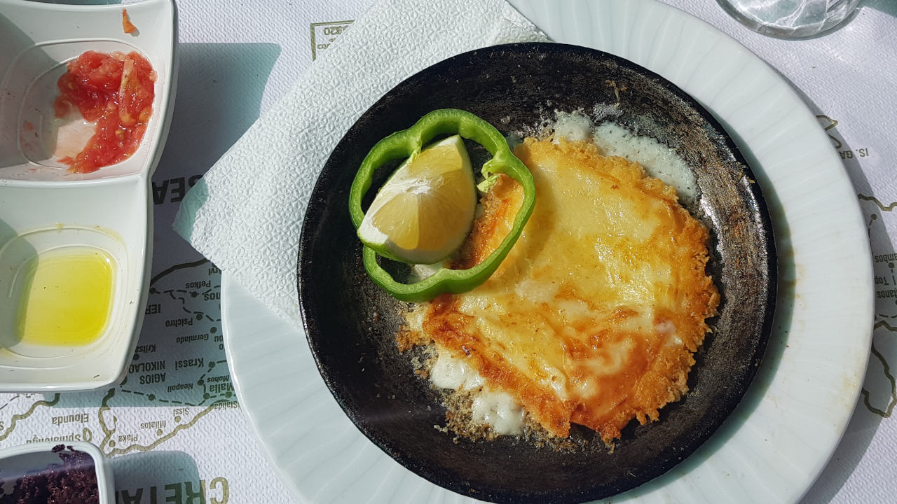 Saganaki - serviert in Kostas Taverne in Agia Galini auf Kreta