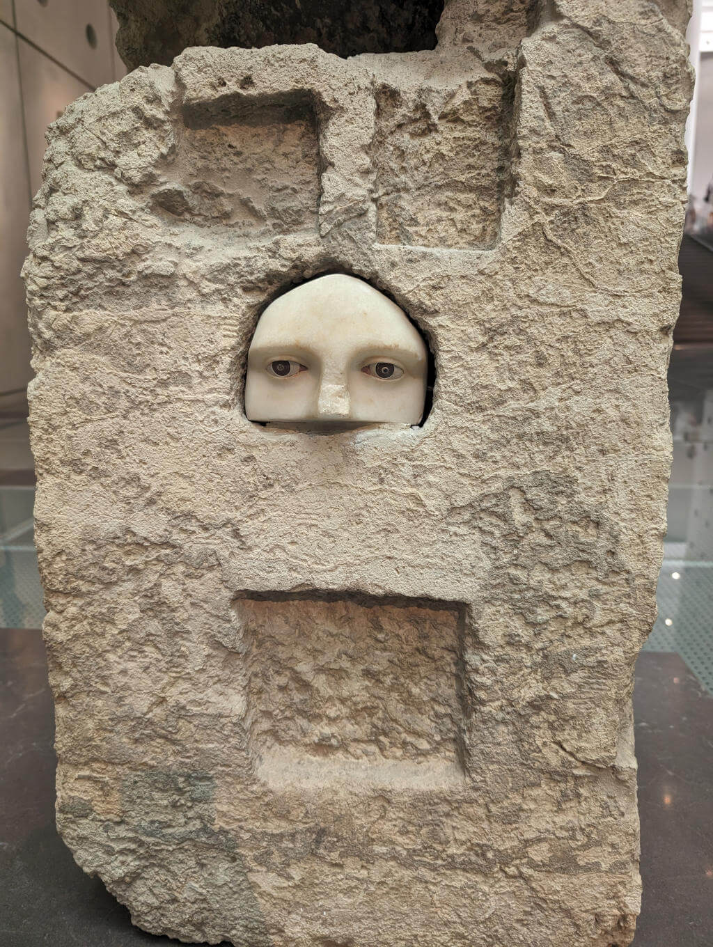 Säule mit einer Opfergabe an Asklepios im Athener Akropolis Museum