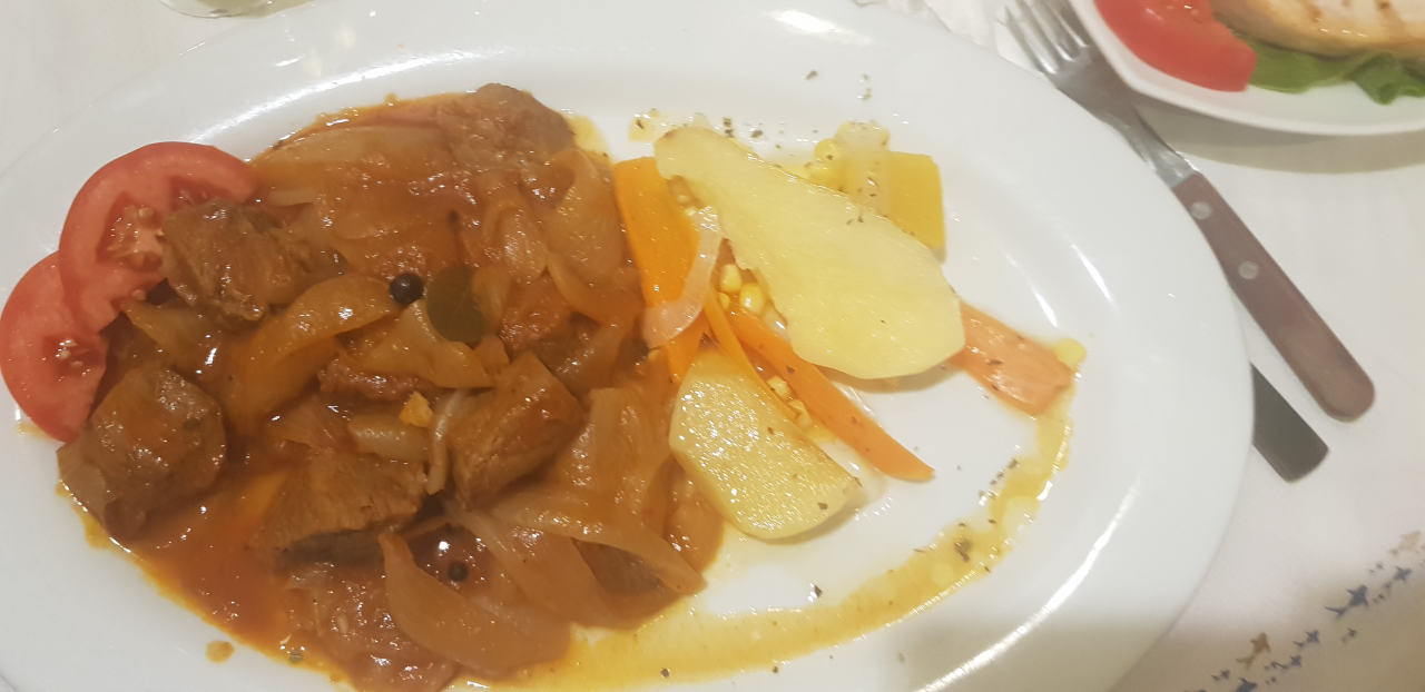 Leckeres Stifado mit Kartoffeln