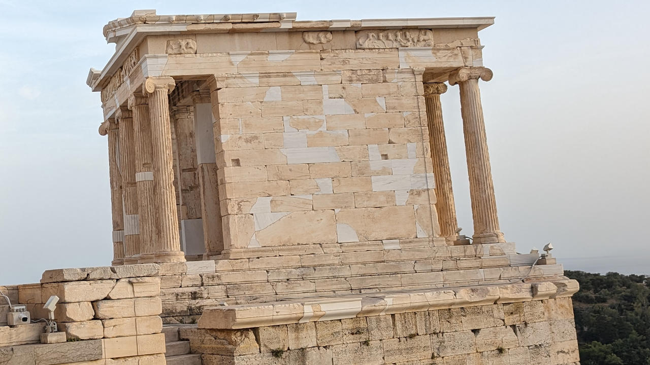 Der Tempel der Athena Nike ist gleich seitlich der Propyläen gelegen