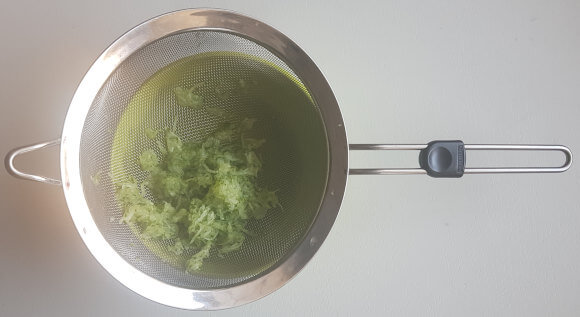 Entwässerung der Gurke für das Tzatziki